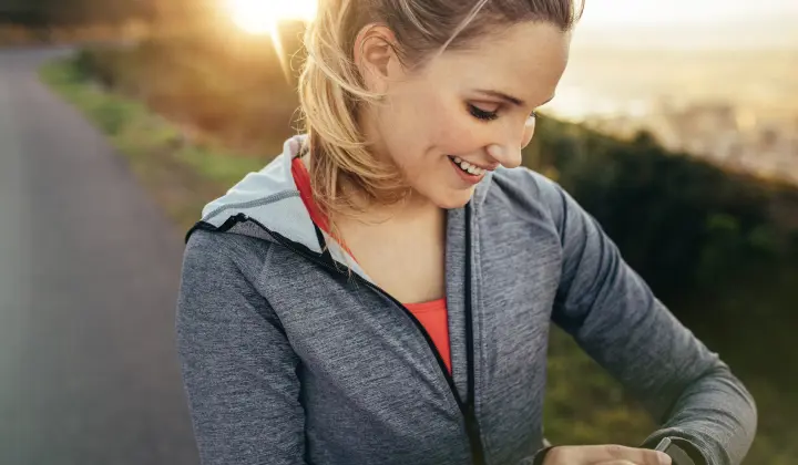 Frau blickt auf Fitness-Uhr
