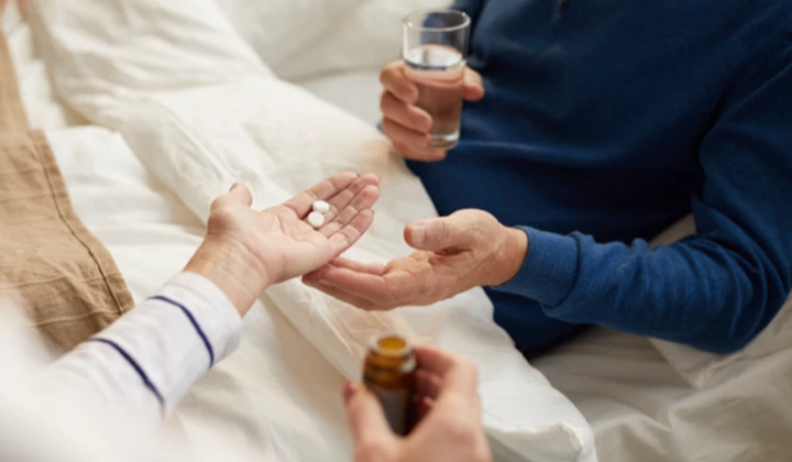 Seniorin liegt wach im Bett