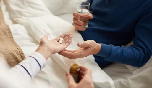 Seniorin liegt wach im Bett