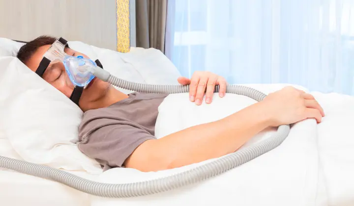 Mann trägt CPAP-Maske