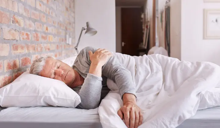 Mann schläft tagsüber