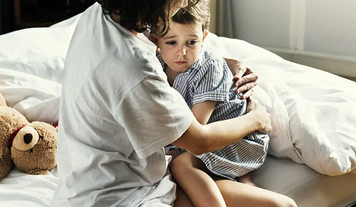 Frau mit Kind das Angst vorm Schlafen hat