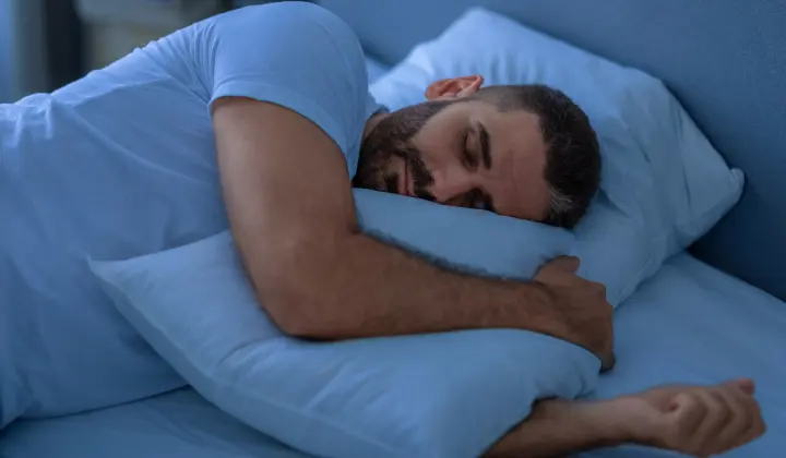 Mann schlafend im Bett