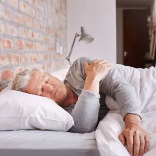 Älterer Mann schläft