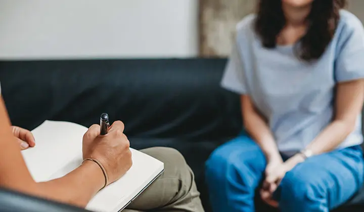 Frau wird behandelt wegen Schlafstörungen und Depressionen 