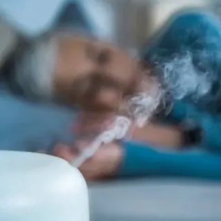 Familie liegt zusammen auf dem Bett