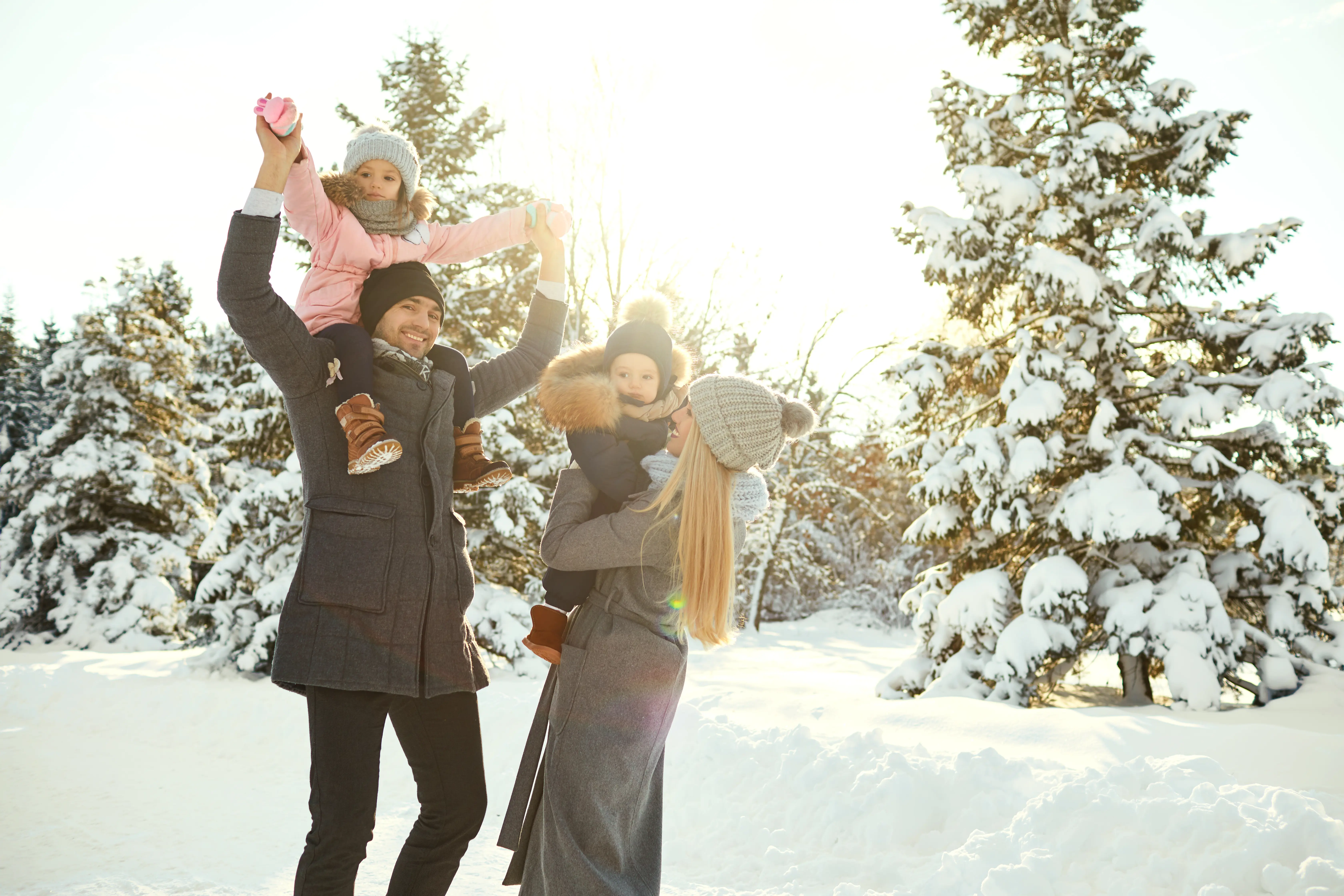Familie beim Schneespaziergang
