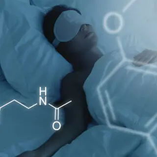 Frau liegt mit Schlafmaske im Bett