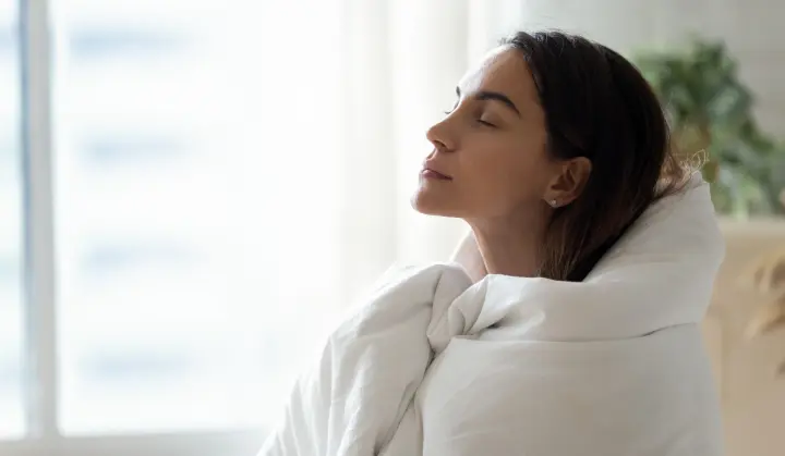 Frau atmet tief durch