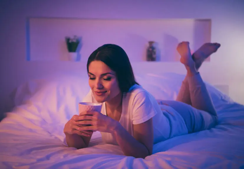 Mutter trägt schlafendes Baby