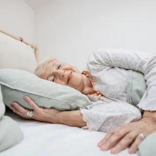 Ältere Frau lächelt im Schlaf