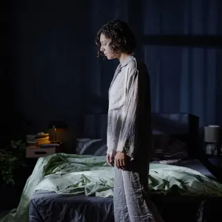 Frau beim Schlafwandeln im Schlafzimmer