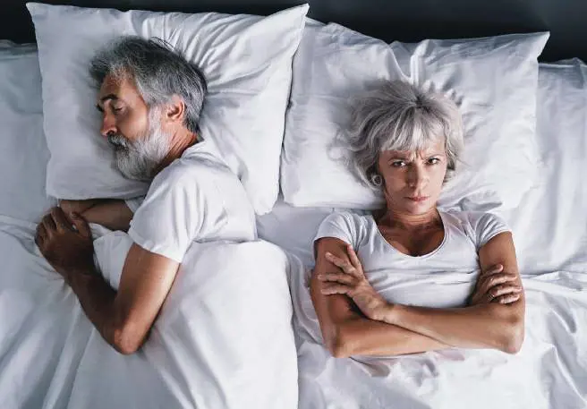 Älteres Paar im Bett