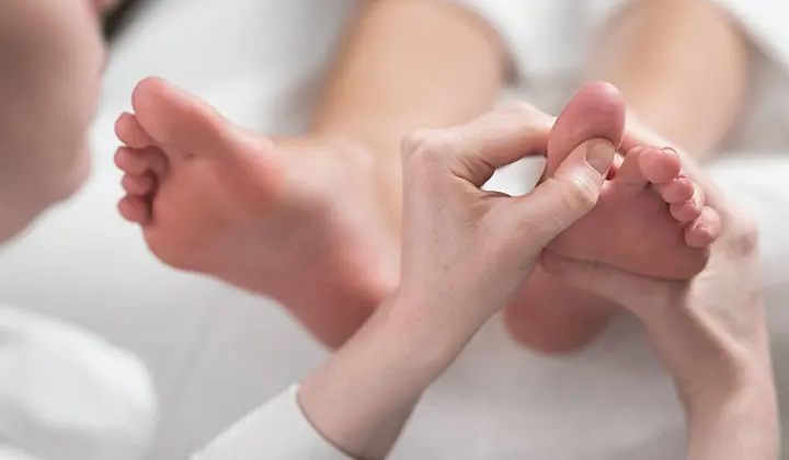 Hautpilz behandeln beim Arzt