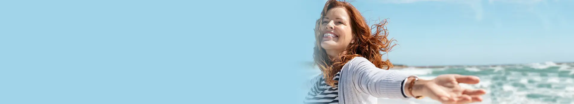 Frau rundum gesund am Strand