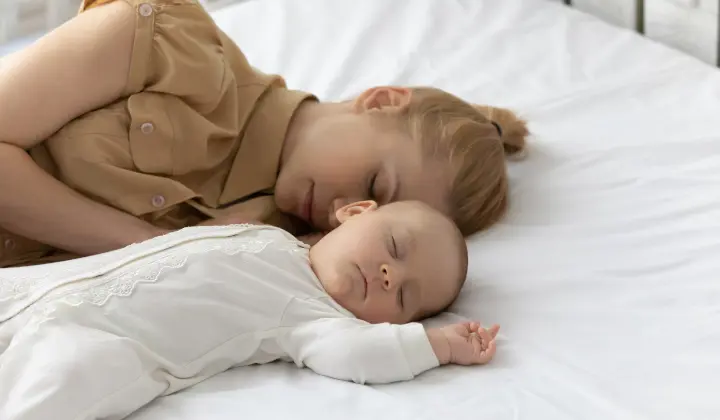 Frau und Baby schlafen