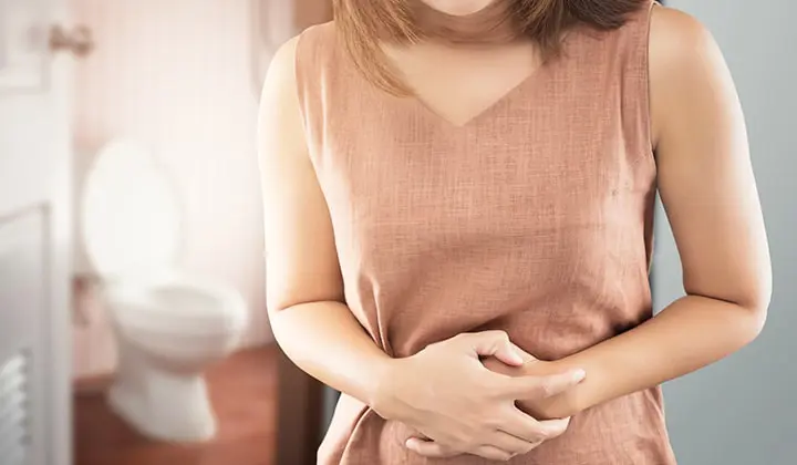 Frau mit Darmbeschwerden