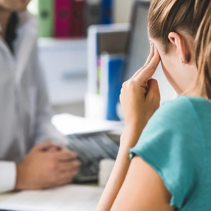 Bei Kopfschmerzen zum Arzt 