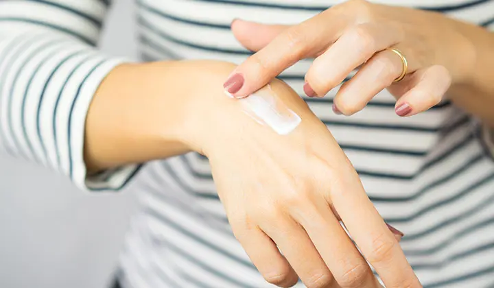 Spezielle Salben helfen bei Dermatitis 