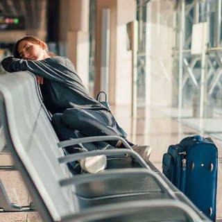 Müde Person am Flughafen