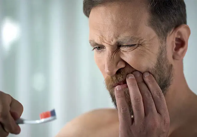 Mann mit Zahnfleischentzündung