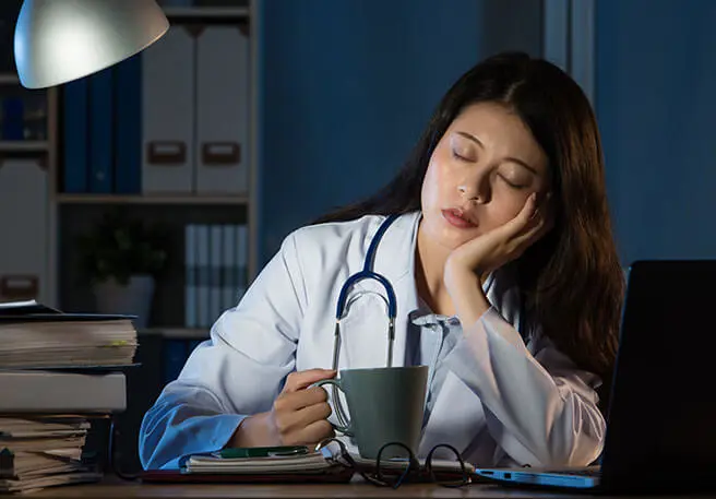 Medizinische Angestellte während der Nachtschicht