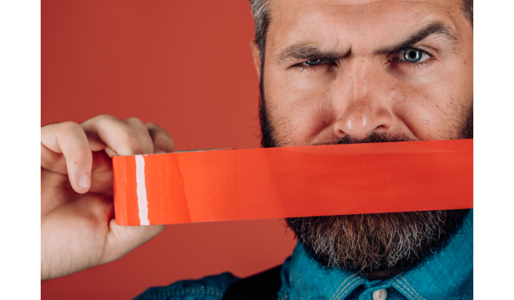 Person mit Mouth Taping 