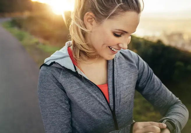 Frau blickt auf Fitness-Uhr